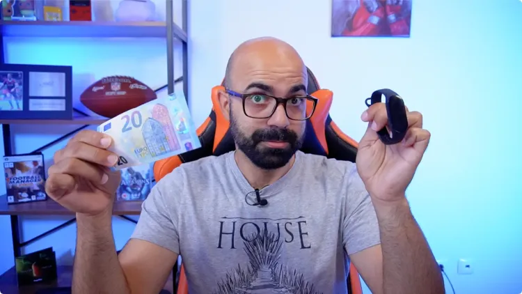 Tiago Silva holding 